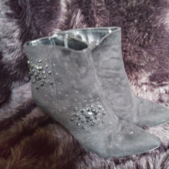 Boots - Picture 2 of 5